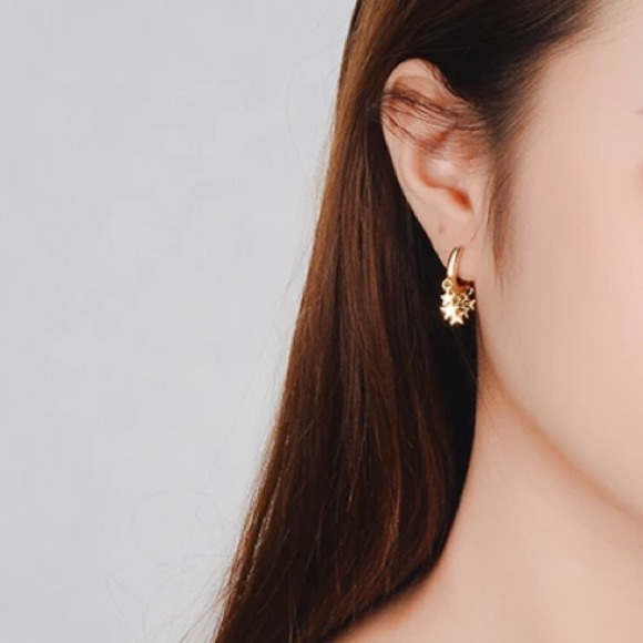 NEW EARRINGS GOLD STAR HOOP EARRINGS - Picture 6 of 6